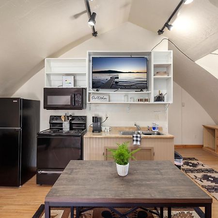 Sky Eco - Glacier General Store And Cabins Coram ภายนอก รูปภาพ