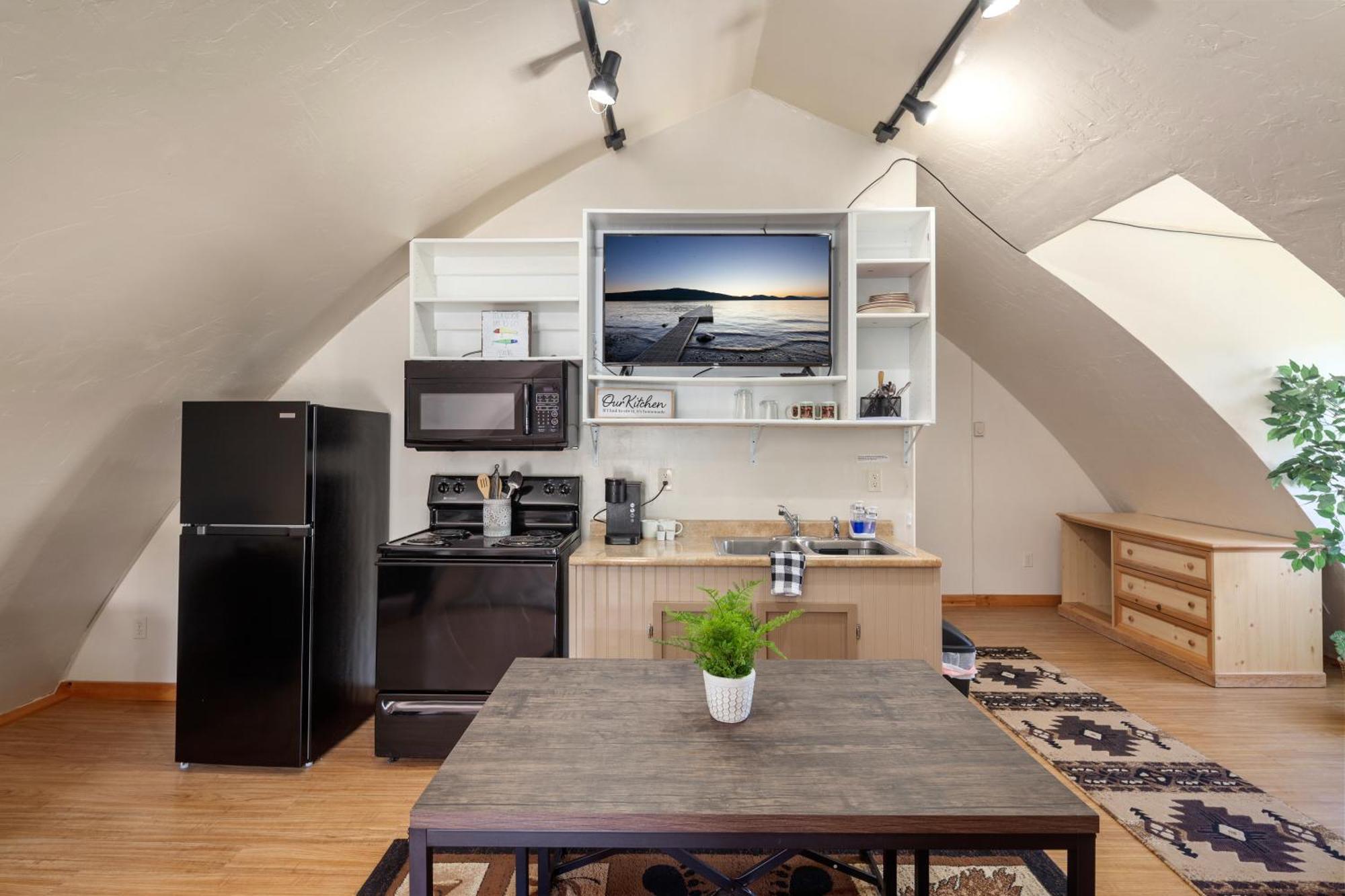 Sky Eco - Glacier General Store And Cabins Coram ภายนอก รูปภาพ