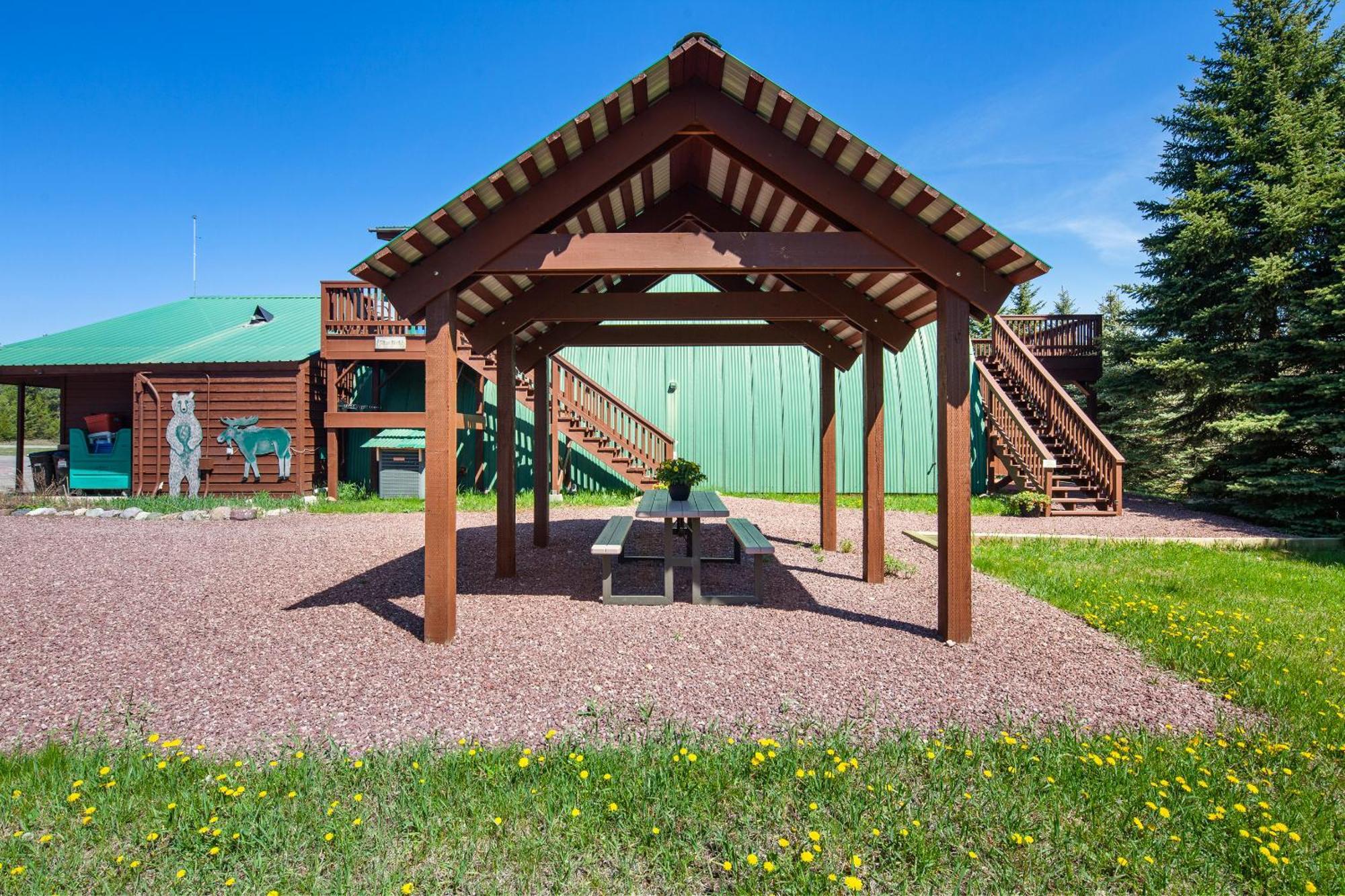 Sky Eco - Glacier General Store And Cabins Coram ภายนอก รูปภาพ