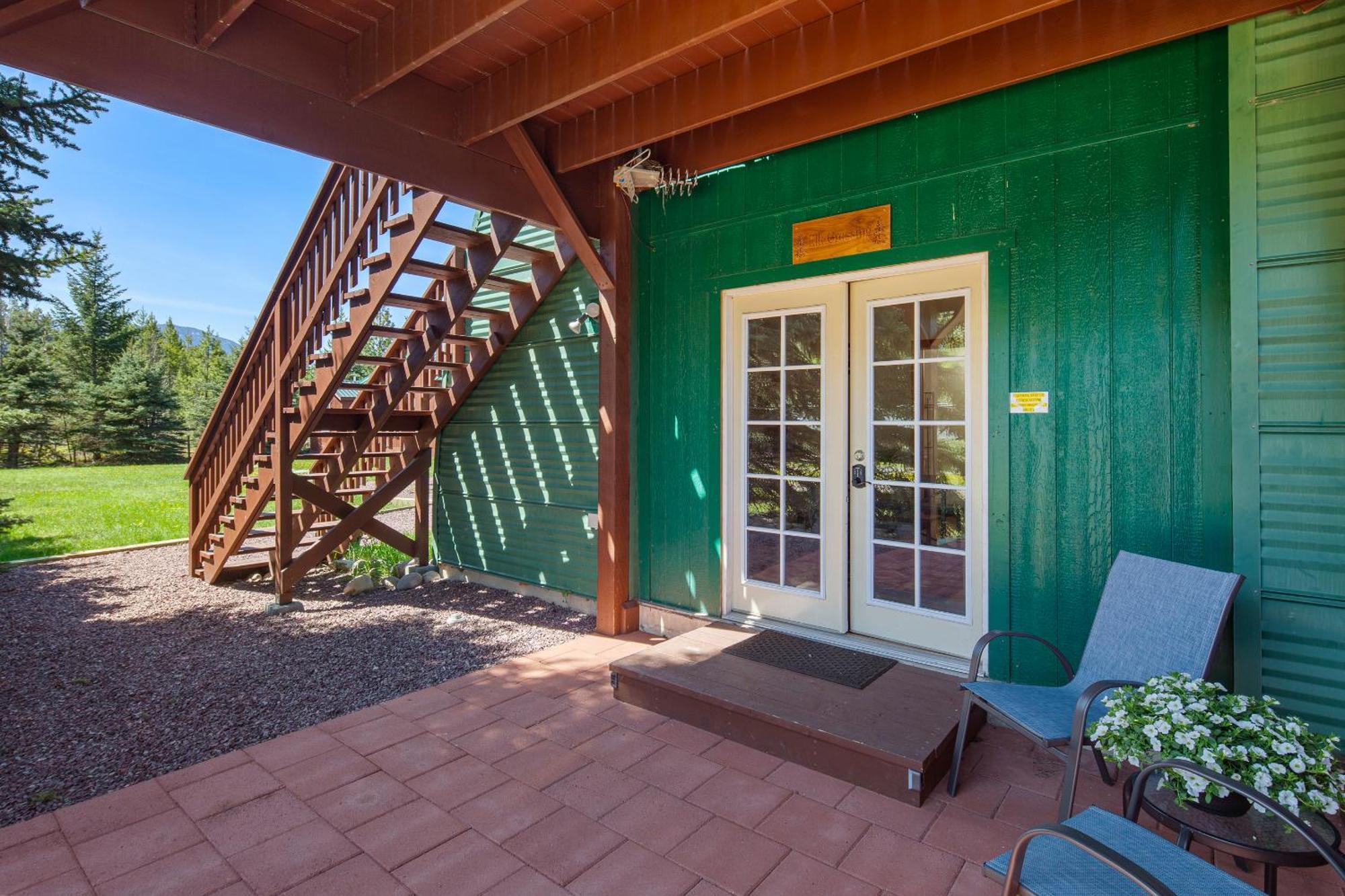 Sky Eco - Glacier General Store And Cabins Coram ภายนอก รูปภาพ