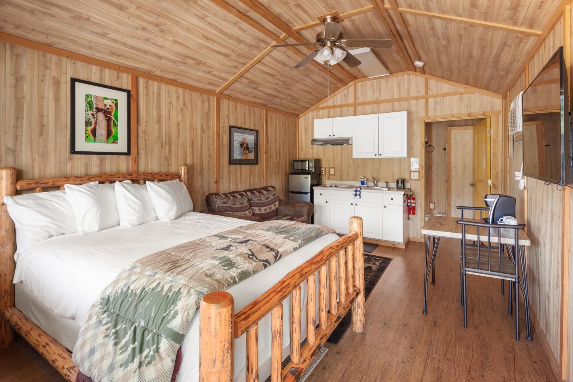 Sky Eco - Glacier General Store And Cabins Coram ภายนอก รูปภาพ