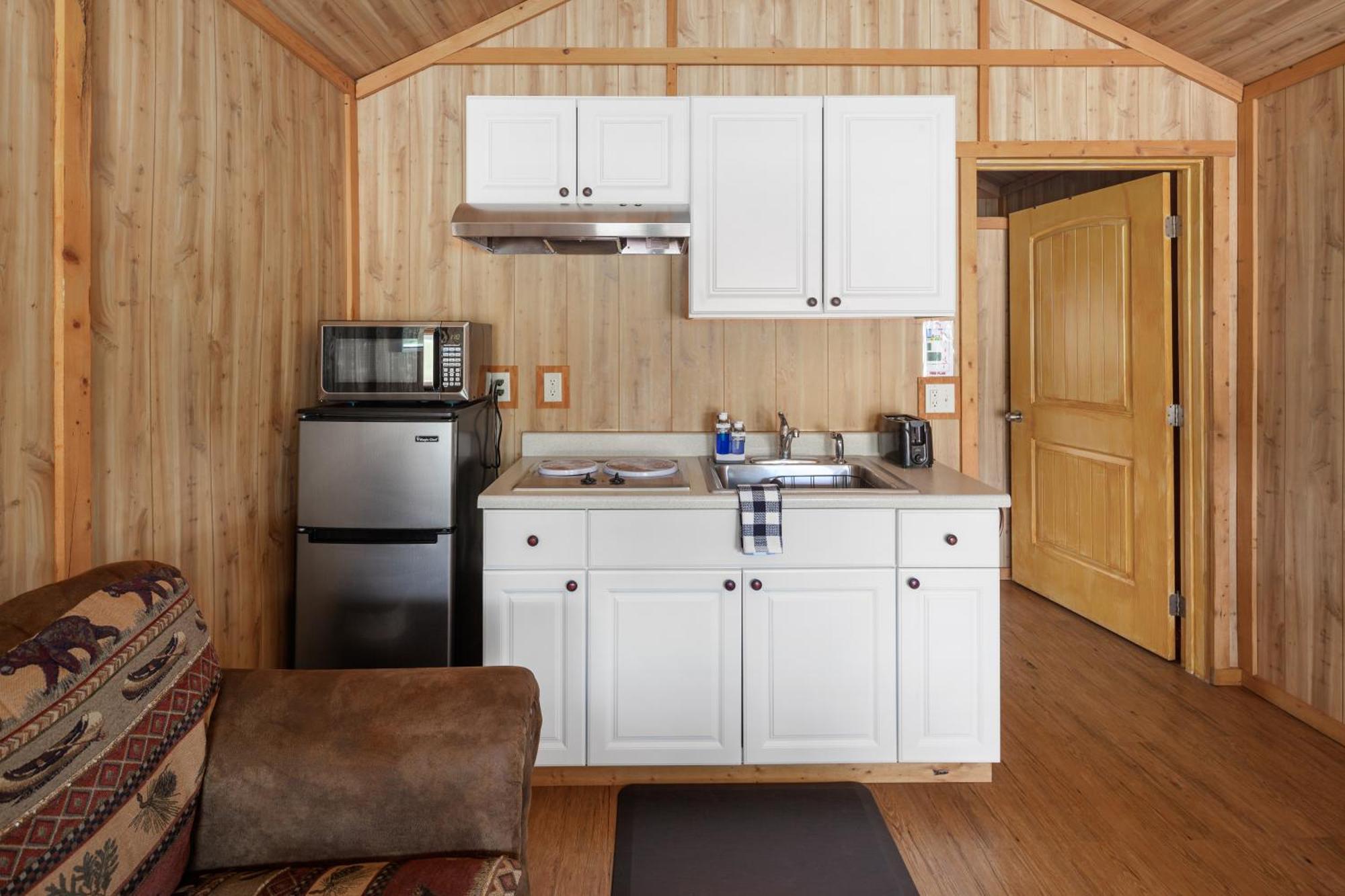 Sky Eco - Glacier General Store And Cabins Coram ภายนอก รูปภาพ