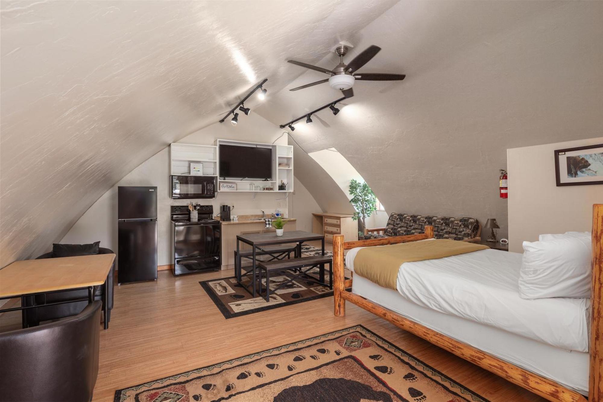 Sky Eco - Glacier General Store And Cabins Coram ภายนอก รูปภาพ