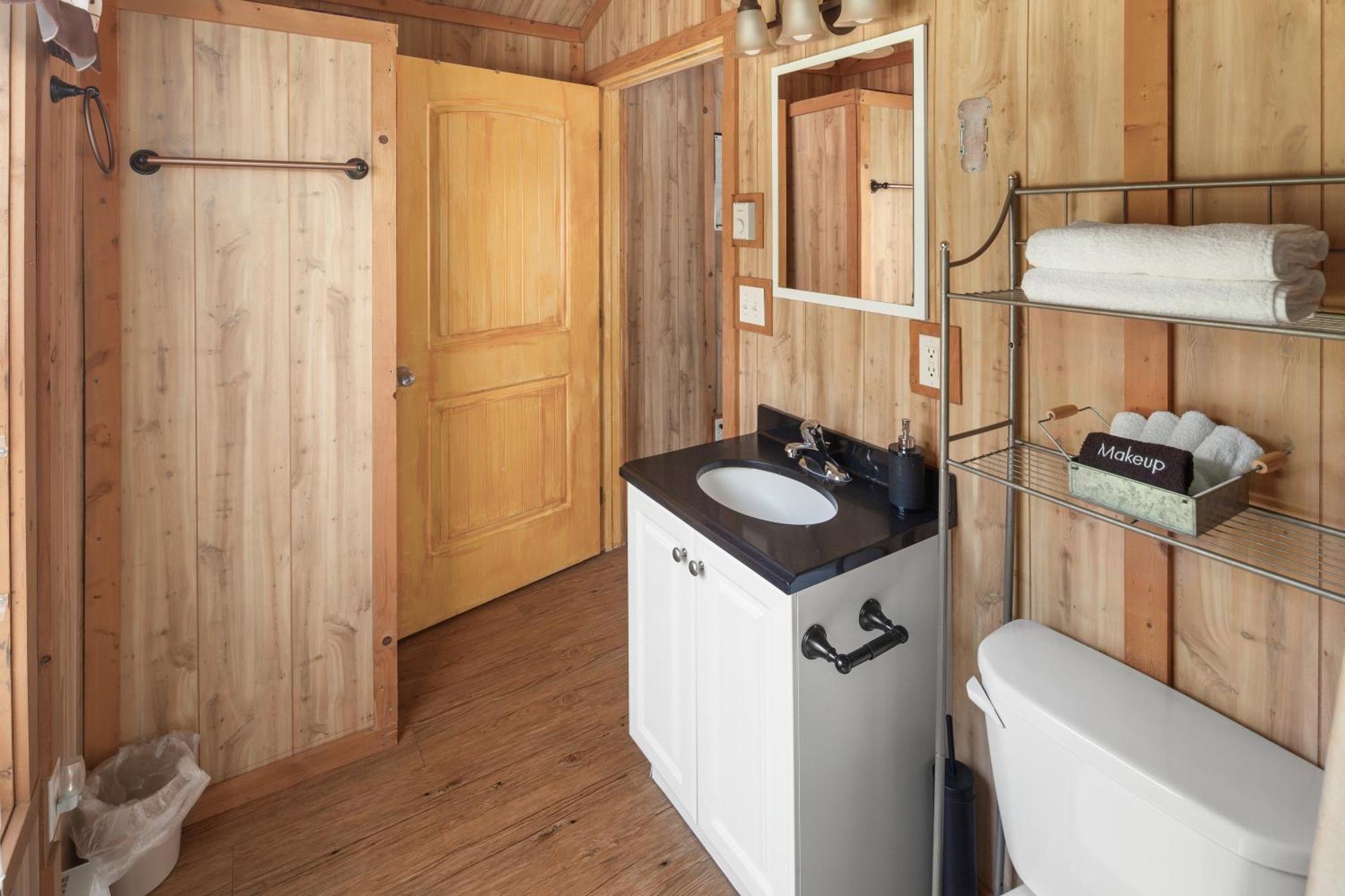 Sky Eco - Glacier General Store And Cabins Coram ภายนอก รูปภาพ