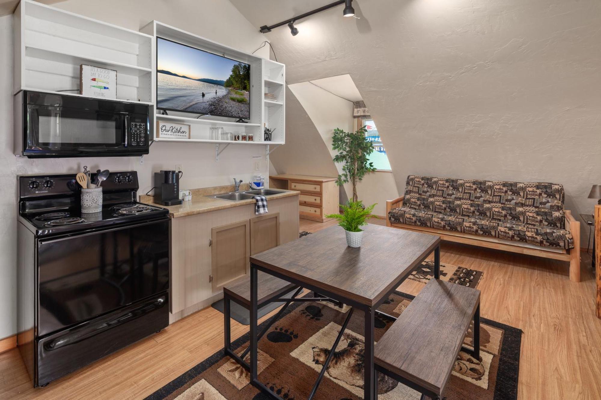 Sky Eco - Glacier General Store And Cabins Coram ภายนอก รูปภาพ