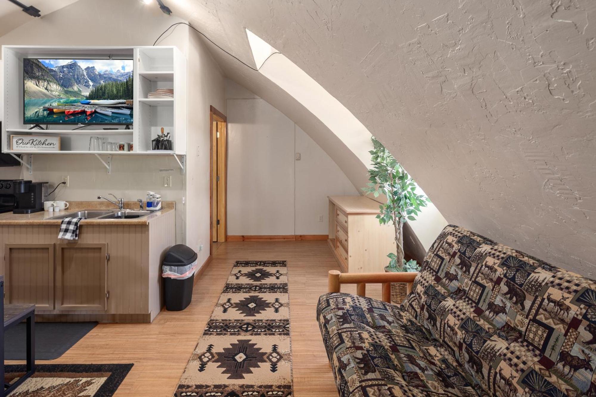 Sky Eco - Glacier General Store And Cabins Coram ภายนอก รูปภาพ