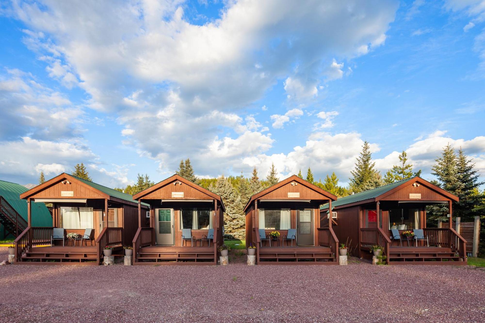 Sky Eco - Glacier General Store And Cabins Coram ภายนอก รูปภาพ