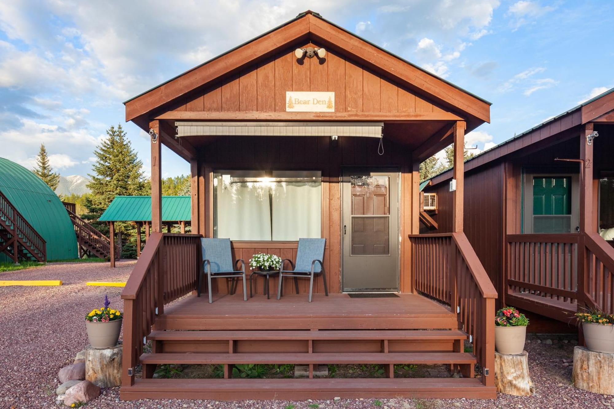 Sky Eco - Glacier General Store And Cabins Coram ภายนอก รูปภาพ