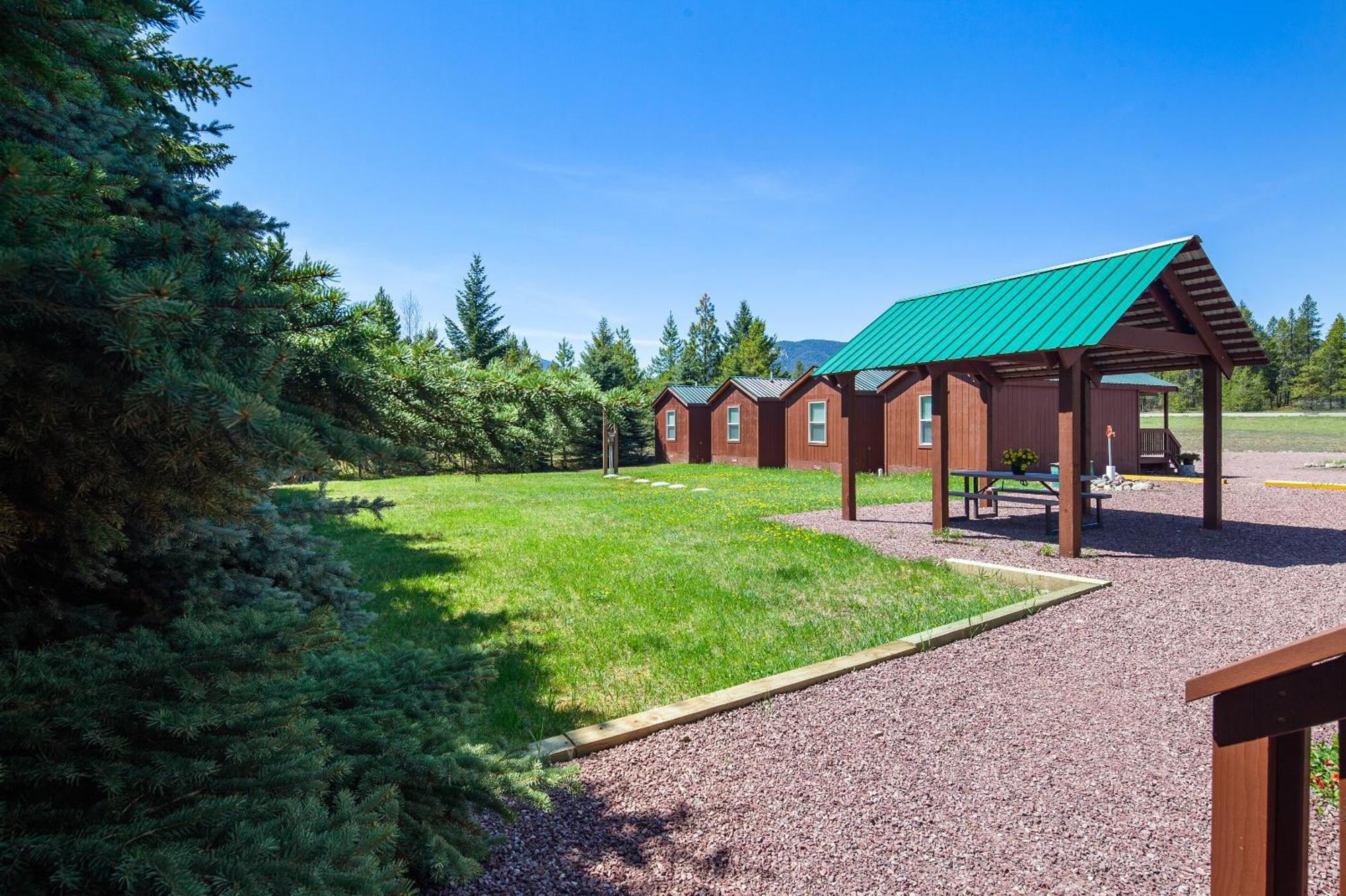 Sky Eco - Glacier General Store And Cabins Coram ภายนอก รูปภาพ