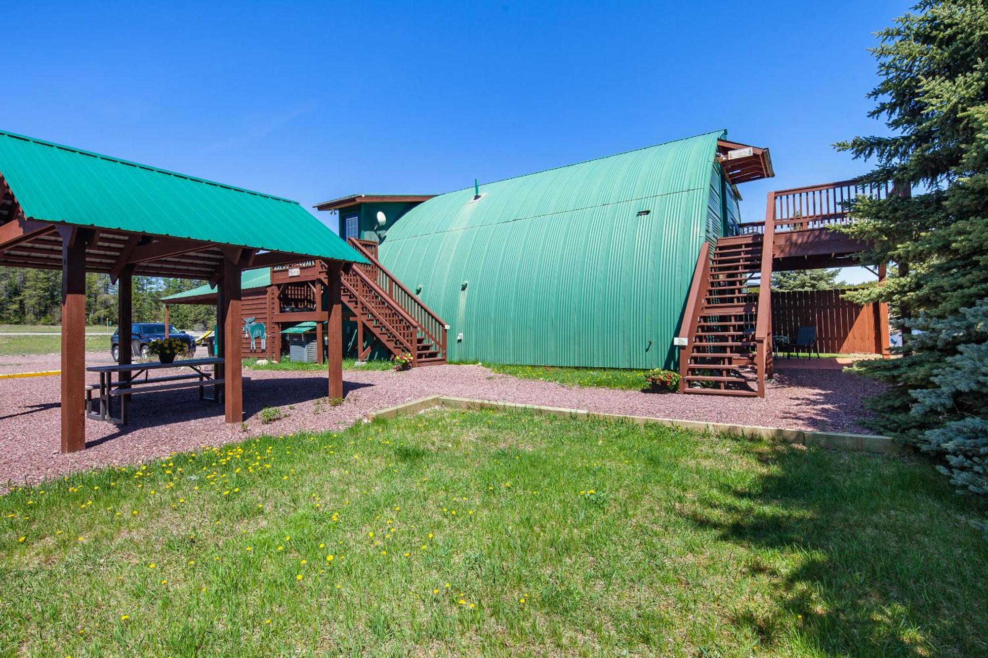 Sky Eco - Glacier General Store And Cabins Coram ภายนอก รูปภาพ