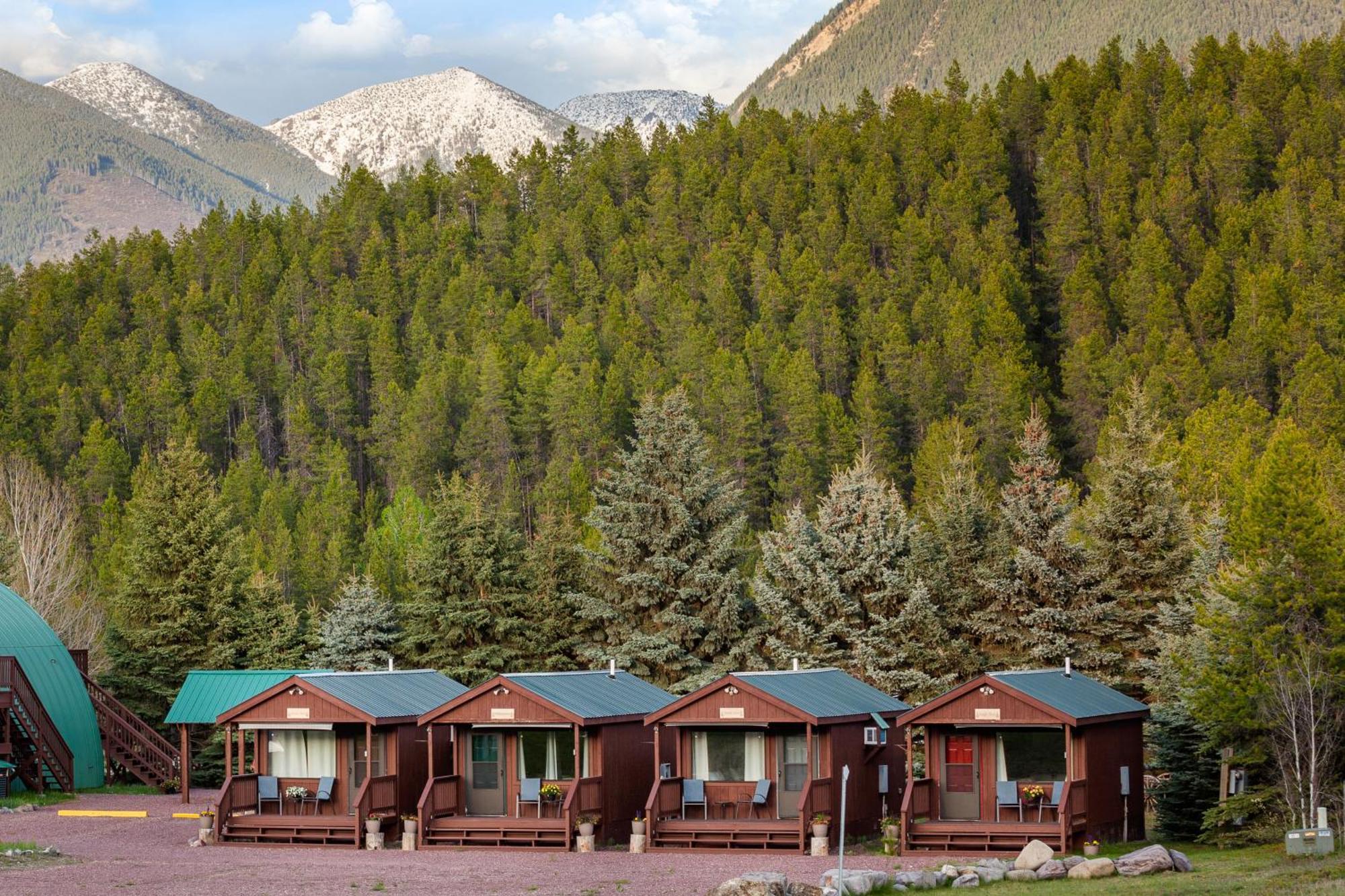 Sky Eco - Glacier General Store And Cabins Coram ภายนอก รูปภาพ