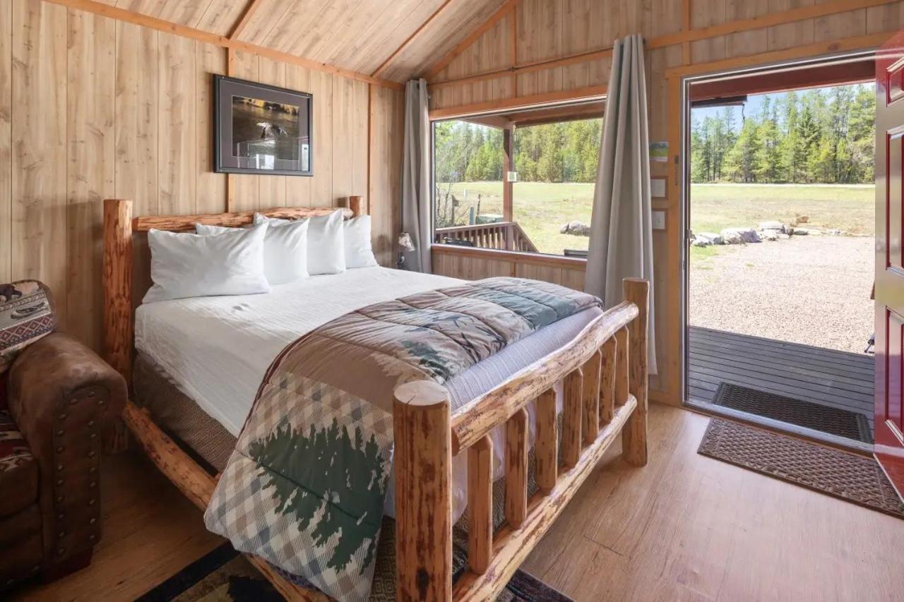 Sky Eco - Glacier General Store And Cabins Coram ภายนอก รูปภาพ