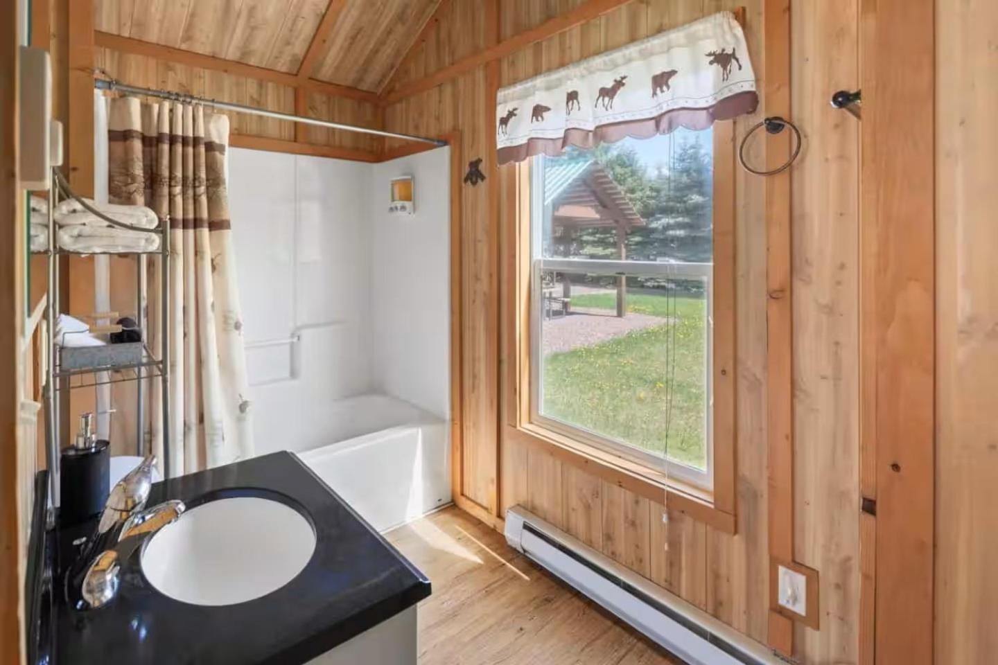 Sky Eco - Glacier General Store And Cabins Coram ภายนอก รูปภาพ