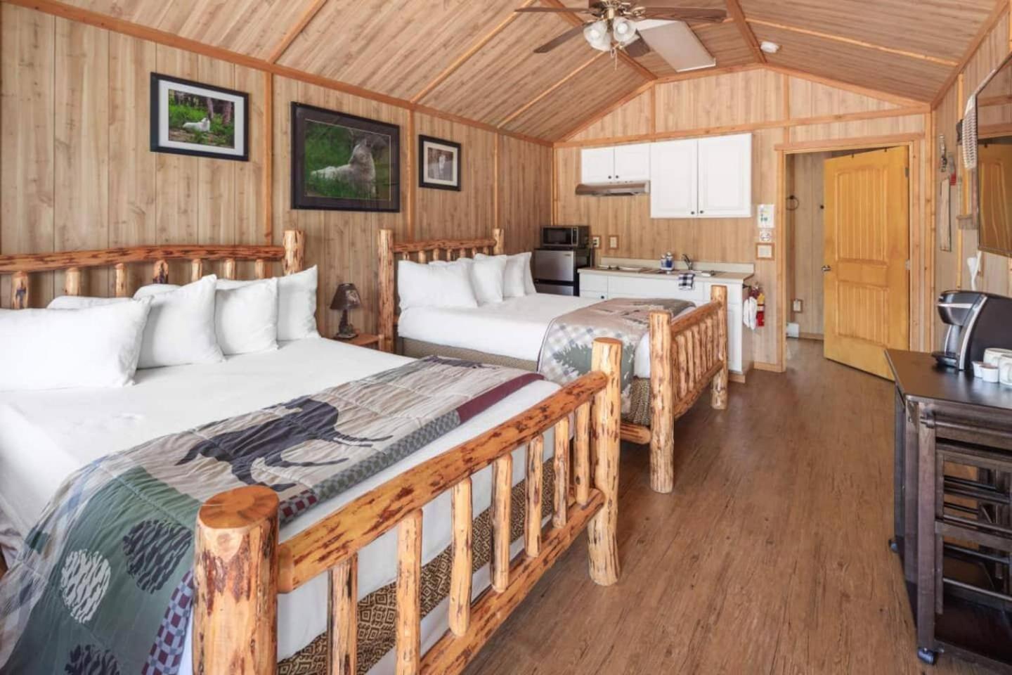 Sky Eco - Glacier General Store And Cabins Coram ภายนอก รูปภาพ