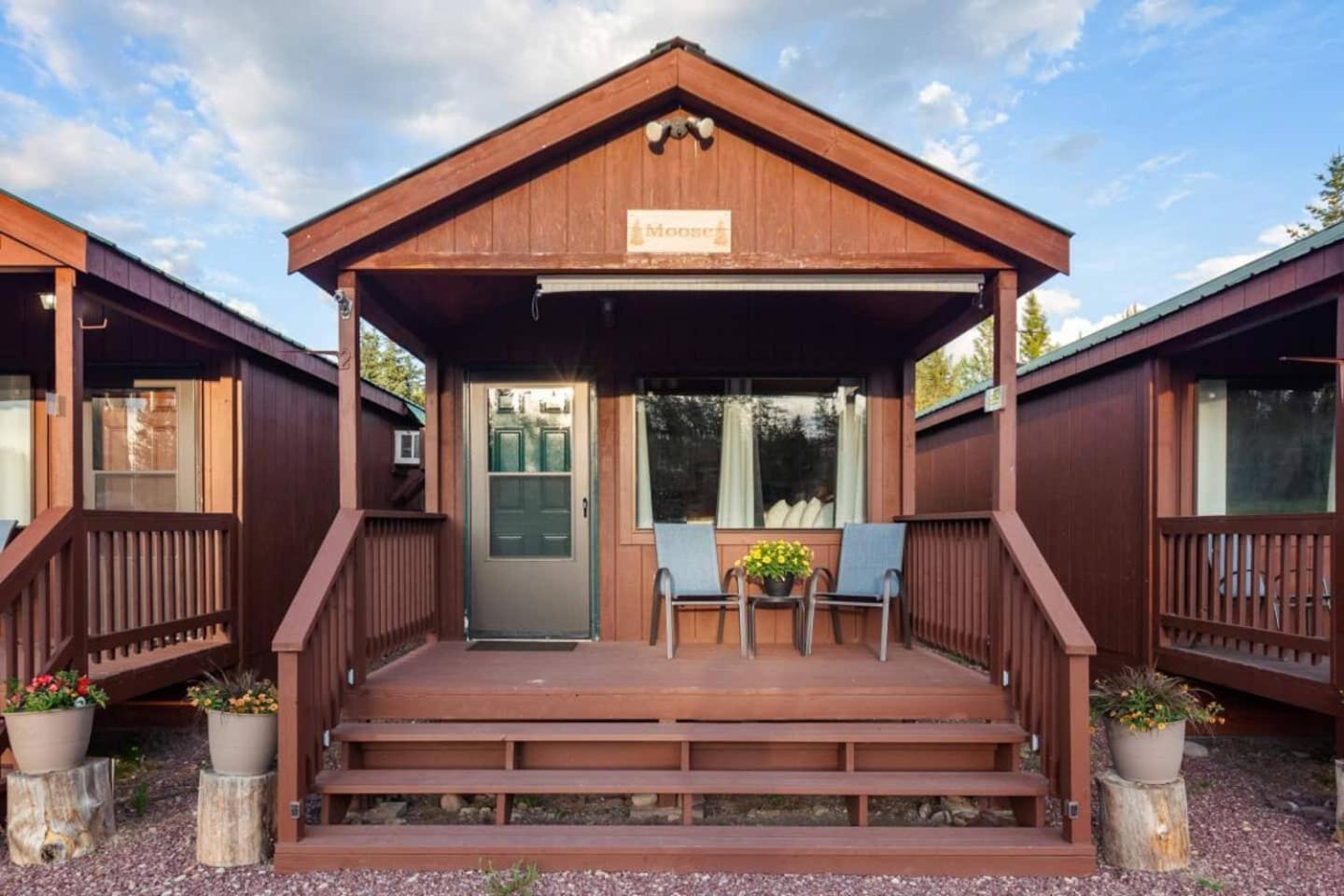 Sky Eco - Glacier General Store And Cabins Coram ภายนอก รูปภาพ