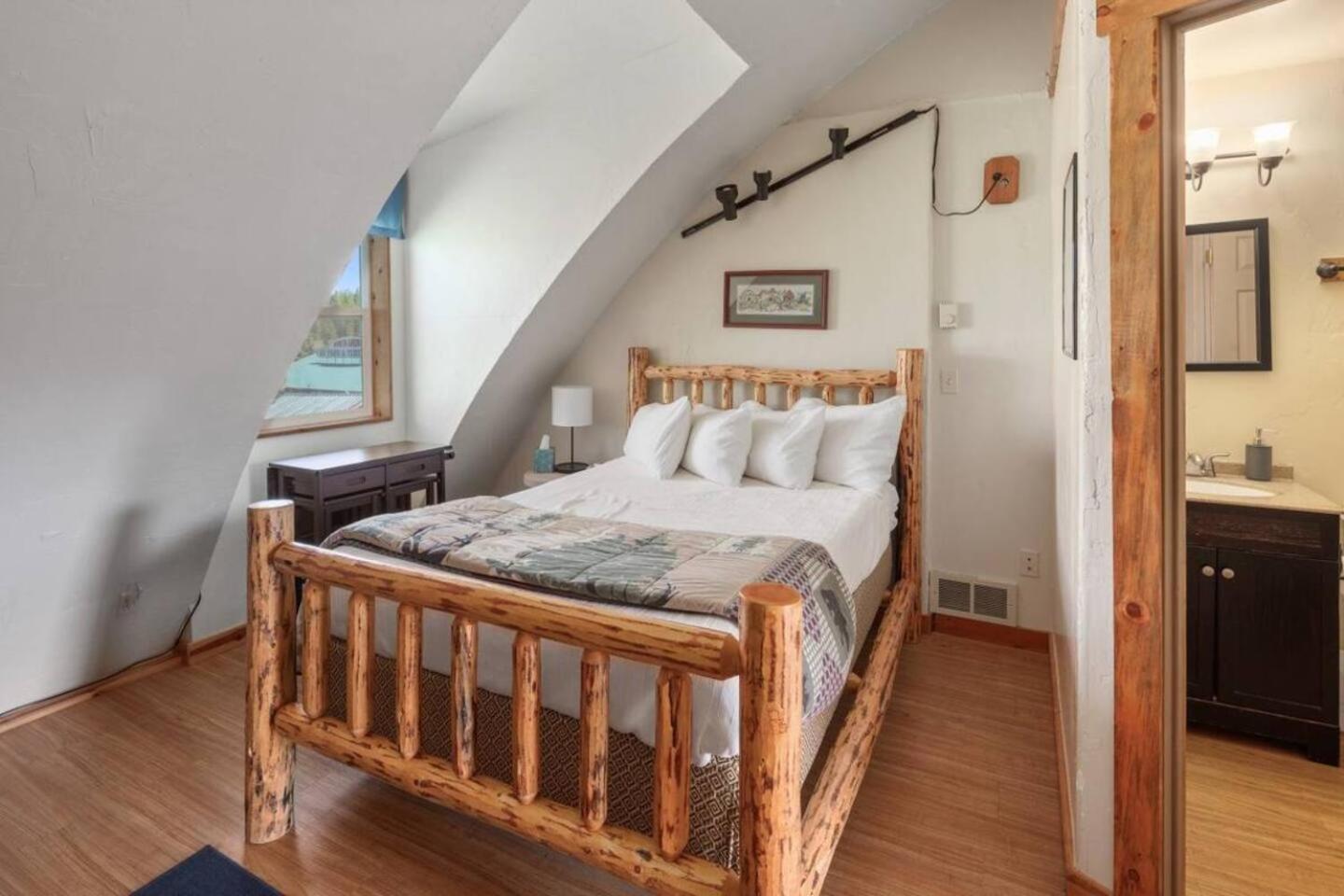 Sky Eco - Glacier General Store And Cabins Coram ภายนอก รูปภาพ